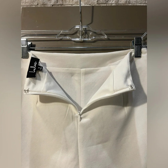 Lulu's size 2 White Embroidered Shorts - Picture 4 of 5